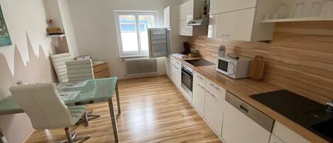 Réfrigérateur, un four, lave-vaisselle, bouilloire électrique