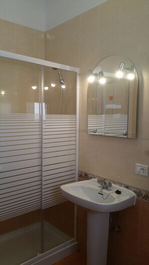 Douche, sèche-cheveux, bidet, serviettes fournies