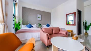 Habitación cuádruple Deluxe, balcón | Wifi gratis y ropa de cama