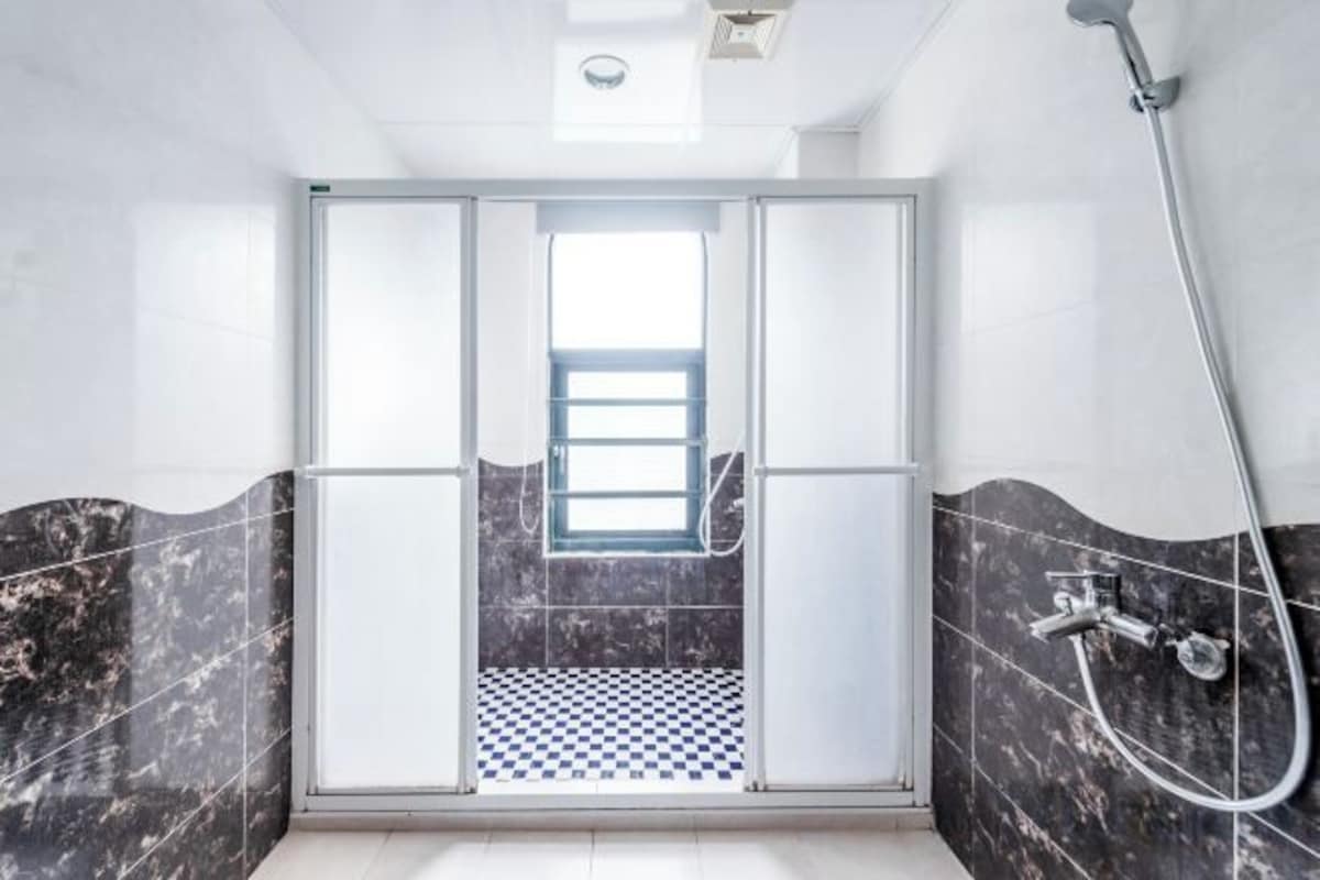 Baño | Regadera, amenidades de baño gratuitas, secadora de cabello, pantuflas