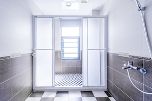 Værelse til 4 personer - balkon | Badeværelse | Bruser, gratis toiletartikler, hårtørrer, hjemmesko