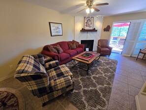 Televisión y chimenea