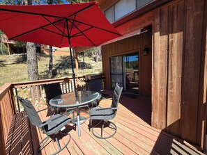 Outdoor dining - Grisham's View Condo | Golf & Wildlife Retreat (Ruidoso)