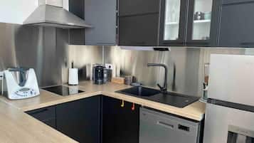 Réfrigérateur, micro-ondes, plaque de cuisson, lave-vaisselle