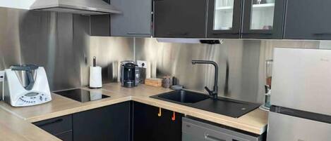 Kühlschrank, Mikrowelle, Herdplatte, Geschirrspüler