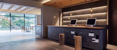 Una cocina moderna con techo de madera, electrodomésticos integrados y un amplio ventanal con vistas al exterior.