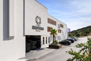 Wheelchair accessible van parking - Marinus Beach Hotel (Marina)