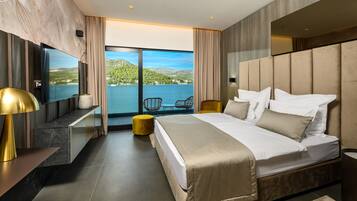 Habitación superior, balcón, vista al mar | 1 habitación, ropa de cama de alta calidad, edredón y minibar
