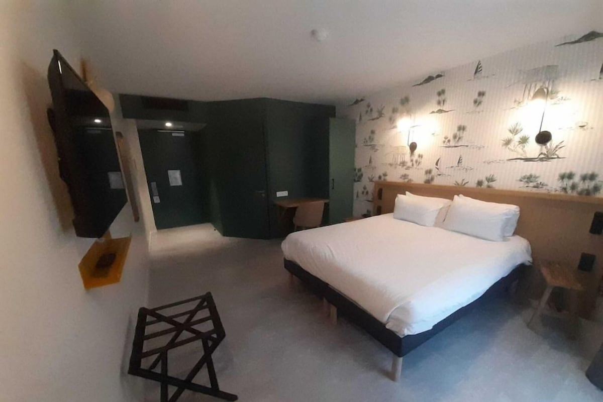 Desk, laptop workspace, free WiFi, bed sheets