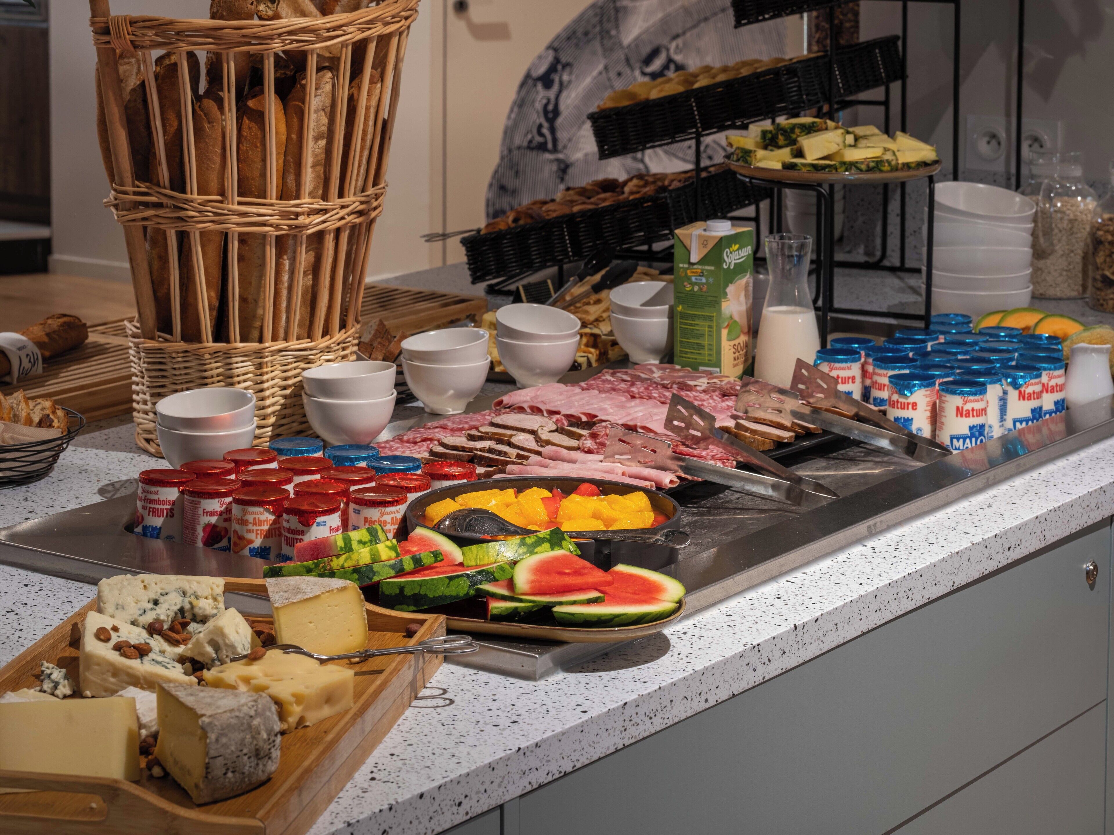 Petit déjeuner buffet (16 EUR par personne)