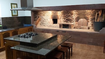 Microondas, horno, parrilla de estufa y lavavajillas
