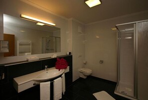 Chuveiro, toalhas de banho, sabonete, shampoo