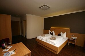 In-room safe, desk, soundproofing, bed sheets - Hotel Herzblut (Saalbach-Hinterglemm)