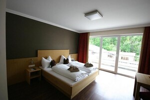 客房内保险箱、办公桌、隔音、床单