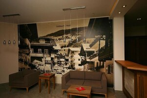 29-英寸纯平电视 （配备有线频道）、电视