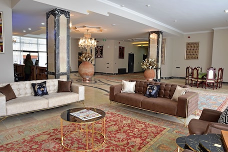 Lobby sitting area. Hotel Sultansaray Sultanhanı