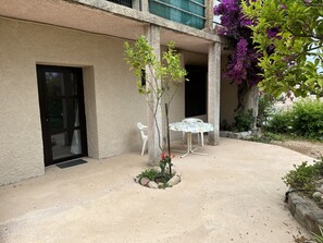 Outdoor dining - Large garden apartment, 100 metres from Tarco beach (Conca)