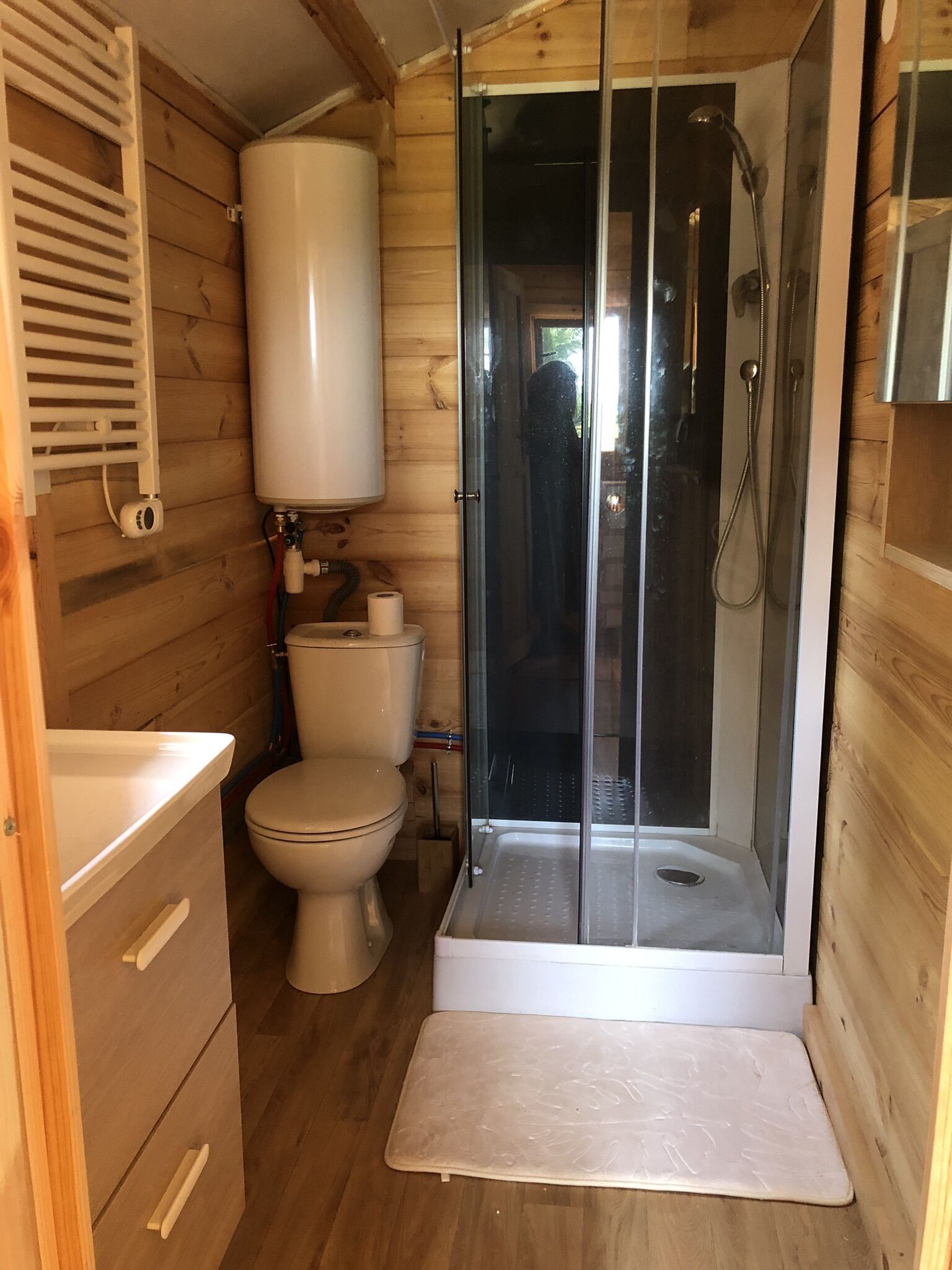Douche, serviettes fournies, papier toilette