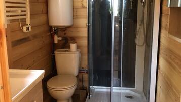 Douche, serviettes fournies, papier toilette