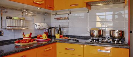 Fridge, microwave, stovetop, dishwasher