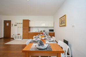 Familienapartment, 3 Schlafzimmer, 2 Bäder (Residenza Rocca Del Lago 4) | Eigene Küche | Kühlschrank, Mikrowelle, Ofen, Herdplatte