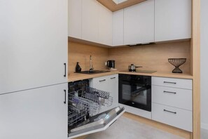 Kjøleskap, ovn, kokeplater og oppvaskmaskin