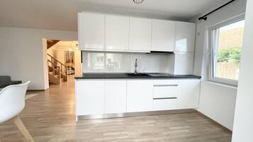 House, 2 Queen Beds | Private kitchen