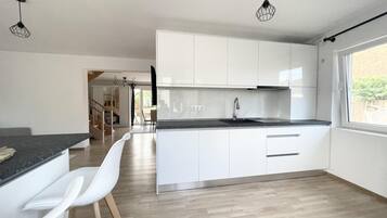 House, 2 Queen Beds | Private kitchen | Fridge, microwave, oven, stovetop