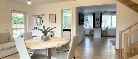 House, 2 Queen Beds | Private kitchen | Fridge, microwave, oven, stovetop