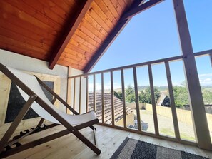 House, 2 Queen Beds | Balcony - Impeccable 2-bed House in Albești (Albesti)