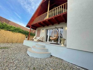 House, 2 Queen Beds | Balcony - Impeccable 2-bed House in Albești (Albesti)