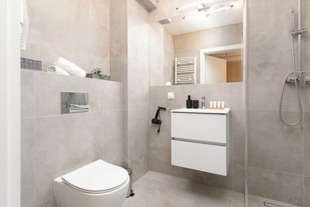 Douche, sèche-cheveux, serviettes fournies, shampoing