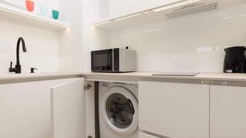 Wasserkocher mit Kaffee-/Teezubehör, Kühlschrank, Mikrowelle, Herdplatte