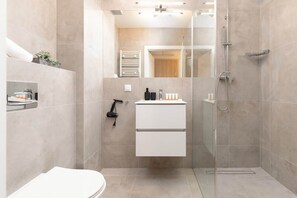 Shower, hair dryer, towels, shampoo