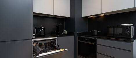 Kühlschrank, Mikrowelle, Ofen, Herdplatte