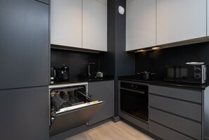 Kjøleskap, mikrobølgeovn, ovn og kokeplater