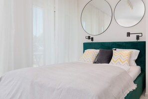 Tabla de planchar con plancha, wifi y ropa de cama