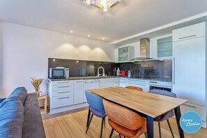 Fridge, oven, stovetop, dishwasher - Apartment with 180° Lake & Mountain Views (Veyrier-du-Lac)