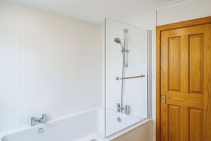 Combined shower/tub, deep soaking tub, hair dryer, towels
