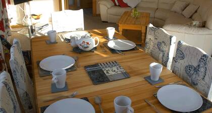 Lovely 3 Bedroom Bungalow Located in Drummore