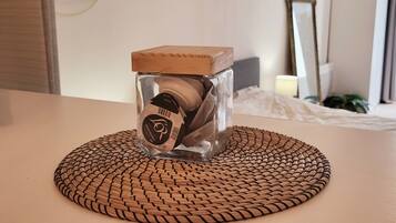 Douche, sĂšche-cheveux, savon, papier toilette