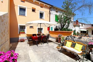 Outdoor dining - Apartment 2180/55870 (Istria - Krnica), 2500m from the beach (Krnica)