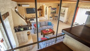 Ein gemütliches Wohnzimmer mit einem gestreiften Sofa, einem Couchtisch und einem Kamin.