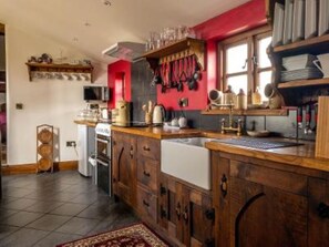 Fridge, microwave, oven, stovetop - 1 Bed Cottage - Sleeps 3 - Garden - Parking - Wifi (Buxton)