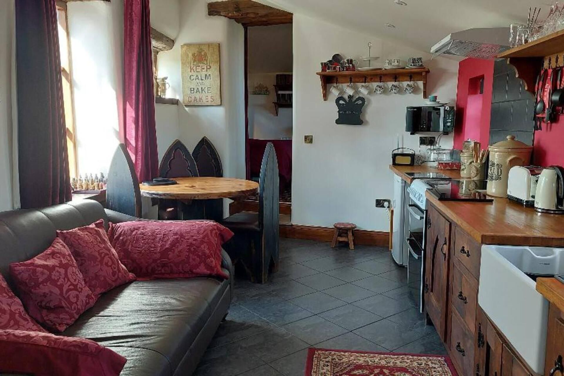 Cottage | Salle de séjour | Télévision, cheminée
