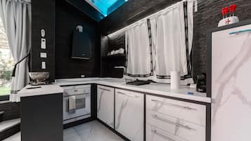 Fridge, oven, stovetop, coffee/tea maker