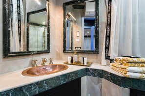 Douche, séchoir à cheveux, bidet, serviettes fournies