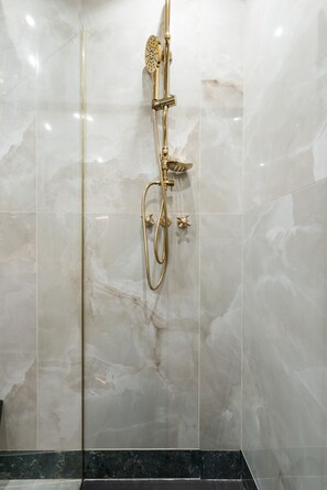 Shower, hair dryer, bidet, towels - LUXUS VILLA (Roma)