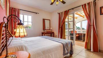 2 chambres, fer et planche Ă repasser, Wi-Fi gratuit, draps fournis