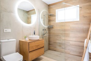 Douche, sèche-cheveux, serviettes fournies